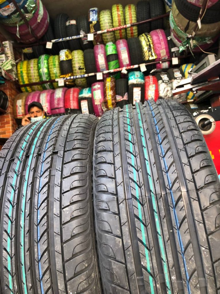 لاستیک کویرتایر 215/45R18 مدل KB200